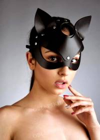 Cute grrrl in her cat woman fetish mask